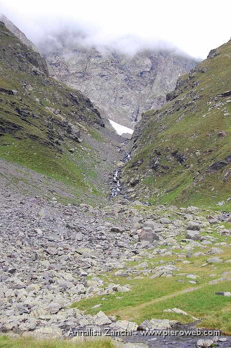 07 Salendo diminuisce il verde dell'erba e aumenta il grigio della roccia.JPG